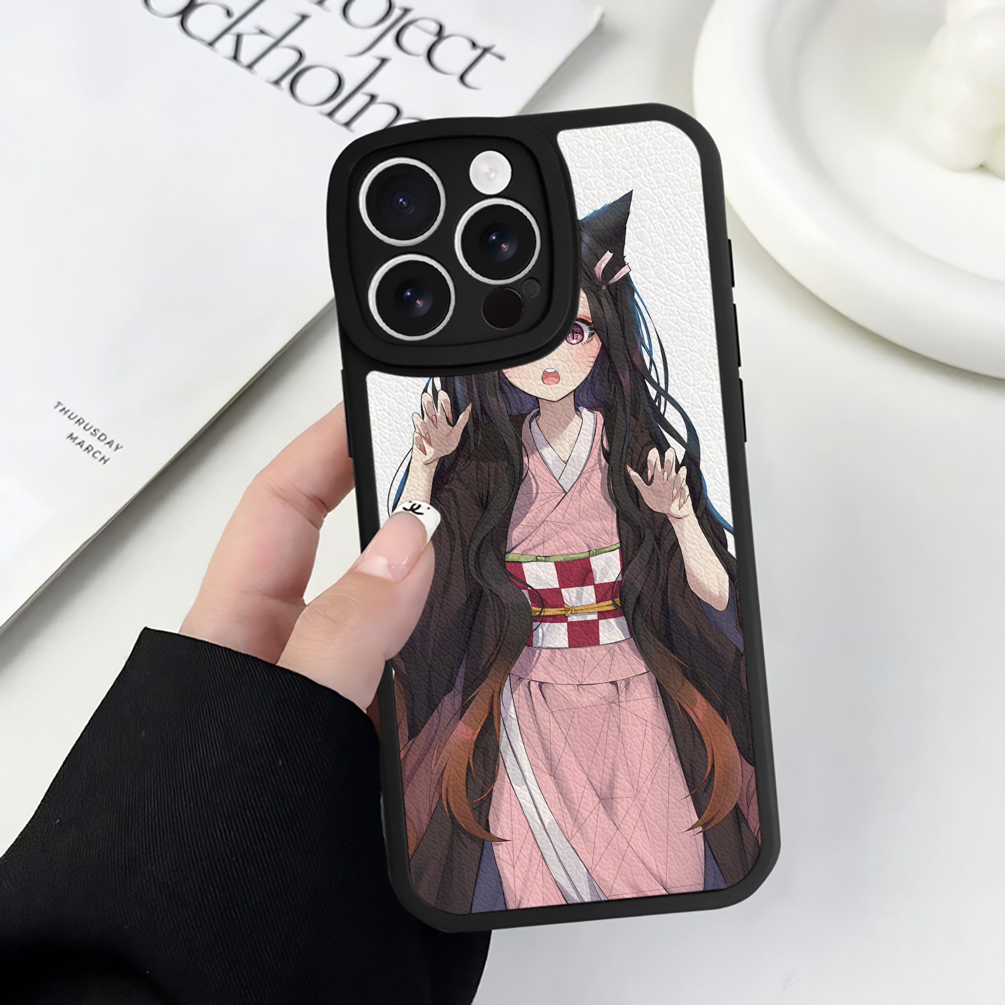 （画像用） 鬼滅の刃（きめつのやいば）竈門 禰󠄀豆子／かまど ねずこ Kamado Nezuko 【iPhone 16シリーズ対応】シリコンスマホケース（レザー調） 材質：シリコン